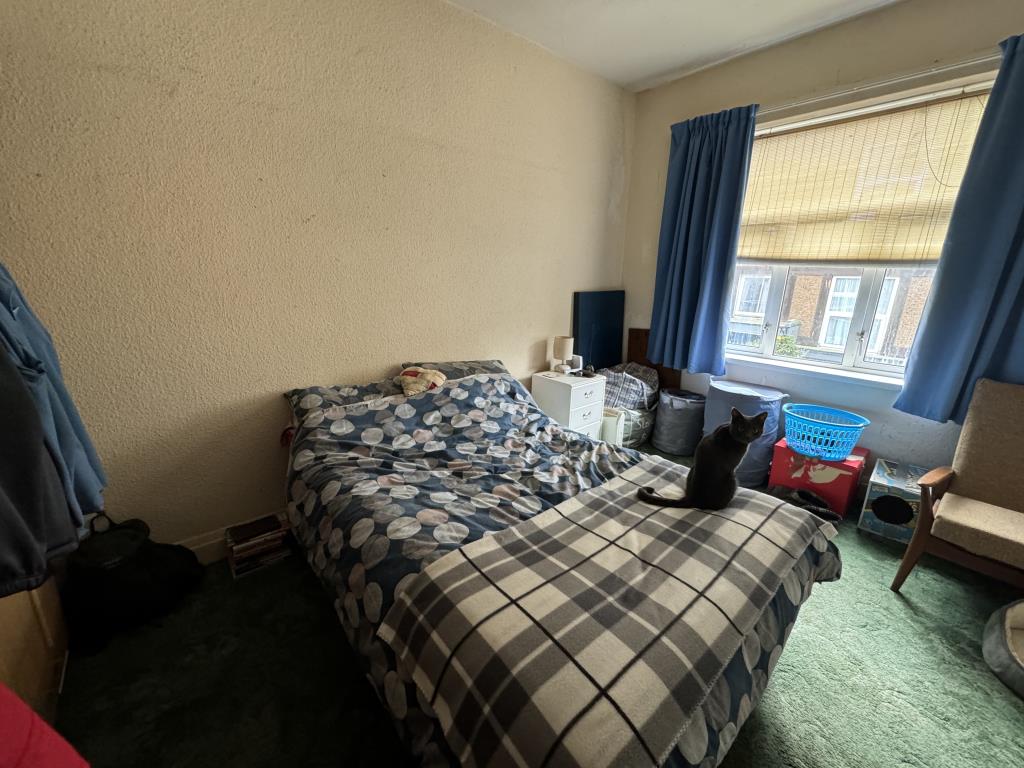Lot: 146 - MIXED USE INVESTMENT WITH HIGH YIELD - View of the bedroom flat one